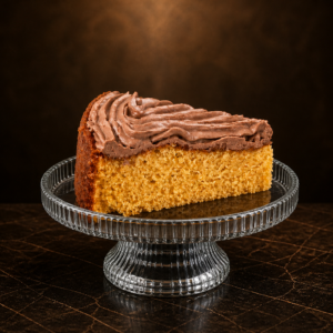 Stuk vanilletaart met chocoladefrosting